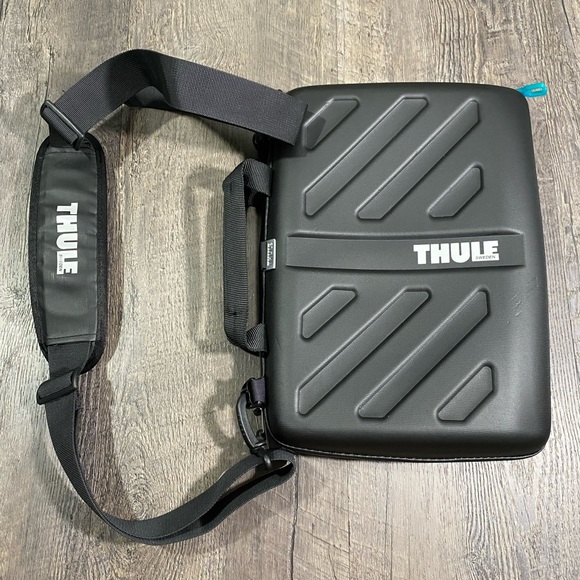 Thule - Gauntlet Attaché Case for 13" Apple MacBook and MacBook Pro - Black - Picture 1 of 5